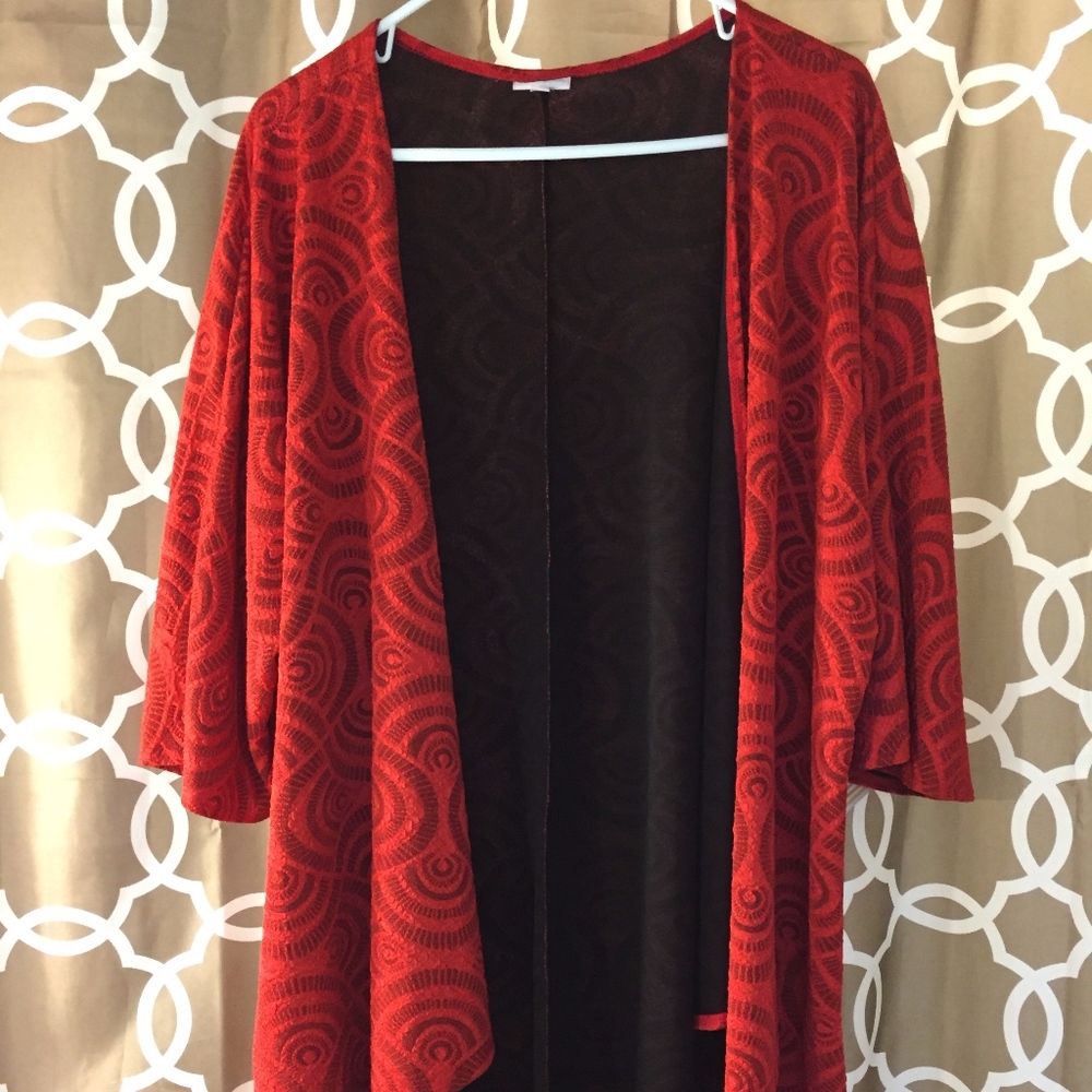 LuLaRoe red jacquard Lindsay kimono (NWT)